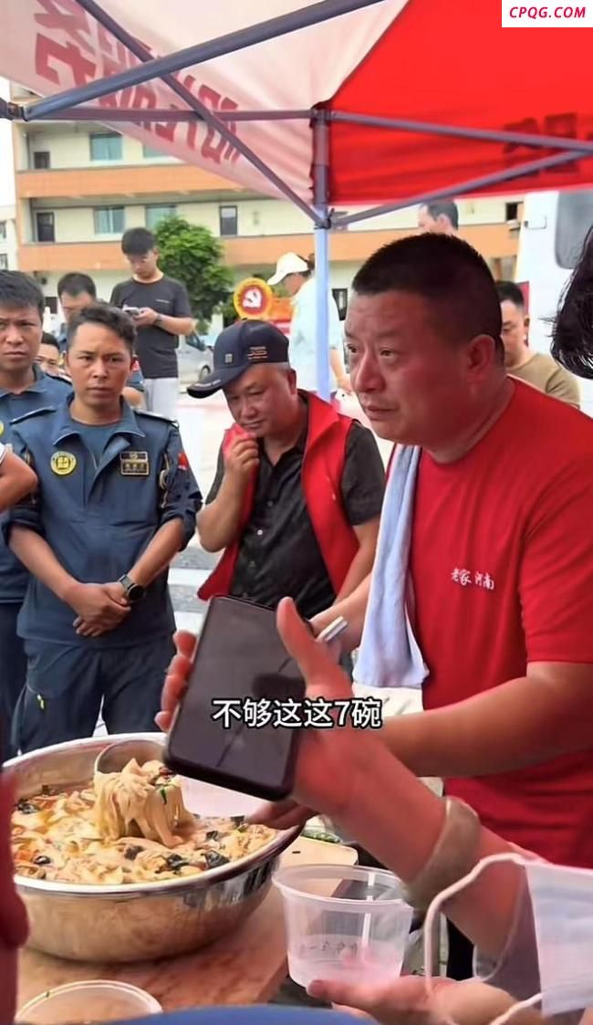 河南漂流哥在贵州榕江支锅做烩面