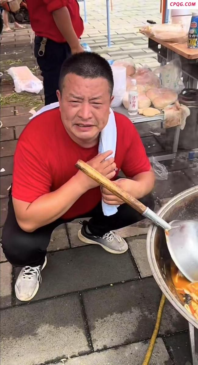 河南漂流哥在贵州榕江支锅做烩面 爱心援助暖人心