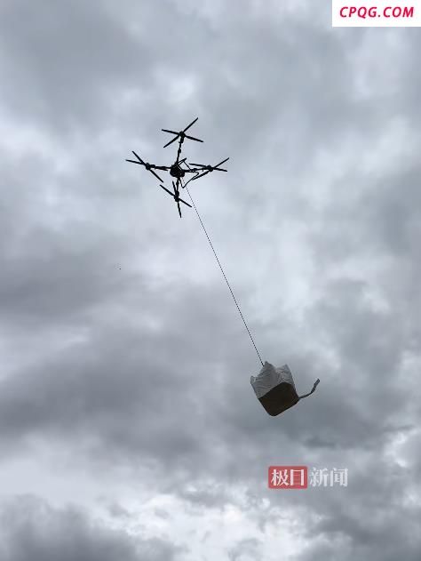榕江洪水无人机空投2000份盒饭 科技为人暖人心