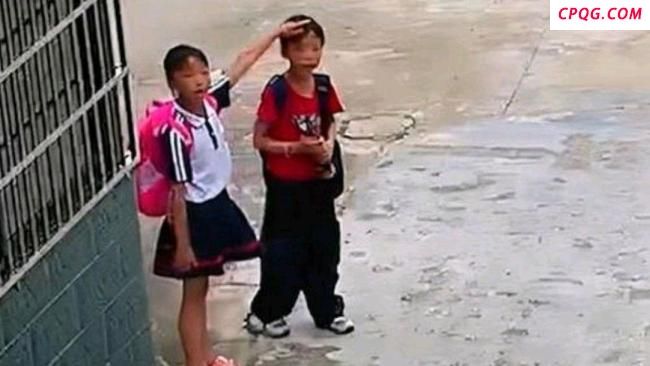 小学生找来武警战士救人后续