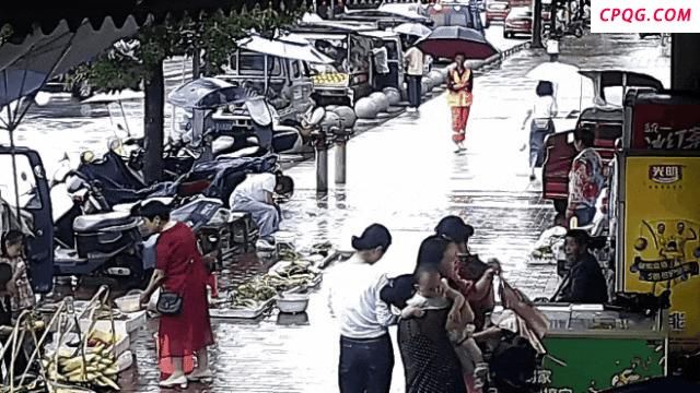 5岁女孩街头敲警车求助