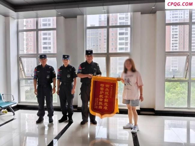 5岁女孩街头敲警车求助 母女获特警及时援助