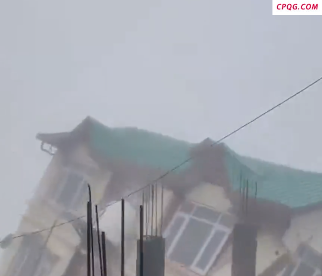 印度一大楼墙体开裂如纸牌屋般倾倒 暴雨后倒塌险情
