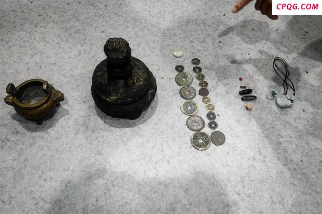 男子潜入朋友家偷古董不料全是仿品
