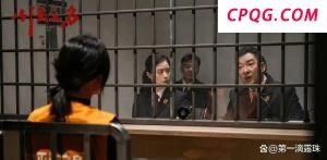 印度一大楼墙体开裂如纸牌屋般倾倒 暴雨后倒塌险情