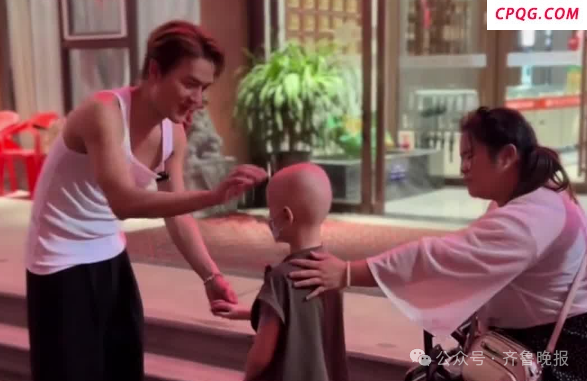 吴克群现身街头帮患癌小朋友卖花