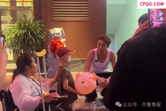 吴克群现身街头帮患癌小朋友卖花 爱心行动温暖人心
