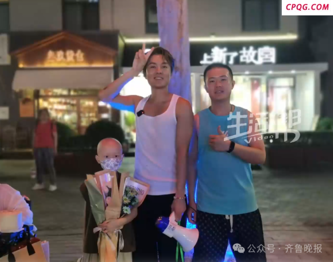 吴克群现身街头帮患癌小朋友卖花 爱心行动温暖人心