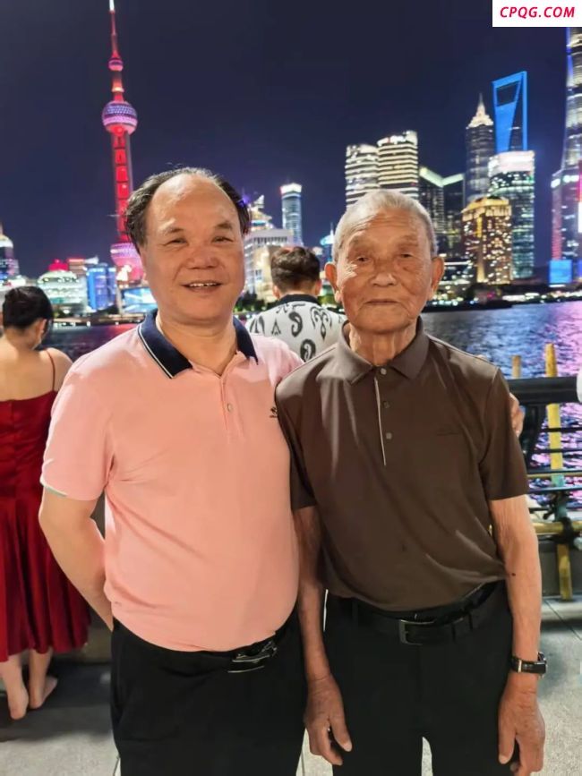 63岁儿子陪养父游全国