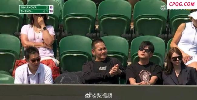 周杰伦观战郑钦文温网比赛 巨星助阵草地对决