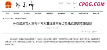 老兵在军营与战士讨论最新式手枪