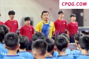 7岁男孩对小猴竖中指遭猴子群殴 模仿行为惹祸