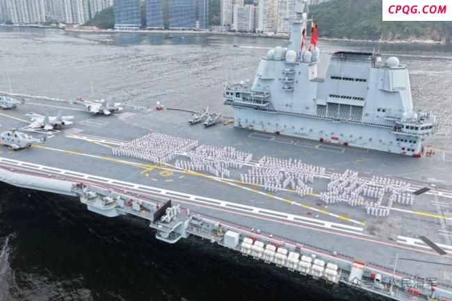 海军山东舰航母编队抵达香港