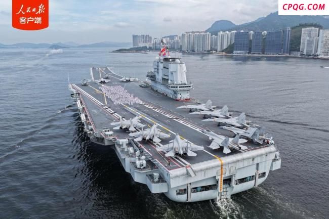 高空视角感受抵港山东舰航母有多大