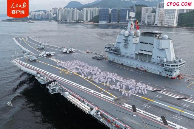 高空视角感受抵港山东舰航母有多大 香港欢迎仪式盛大举行
