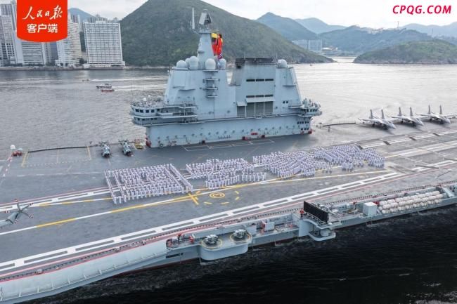 高空视角感受抵港山东舰航母有多大 香港欢迎仪式盛大举行