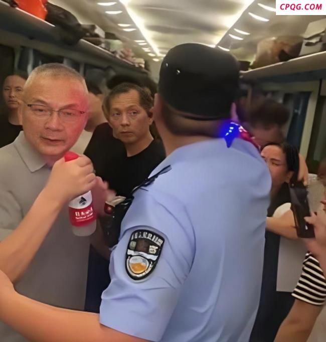 媒体评乘客破窗通风自救：砸得好 高温下的无奈选择