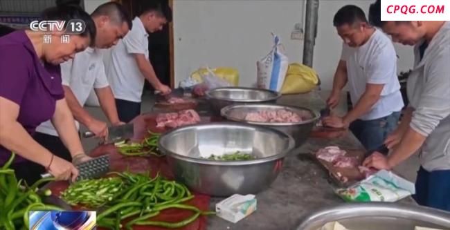 贵州榕江8岁小球迷街头帮忙清淤 小小身影感动众人