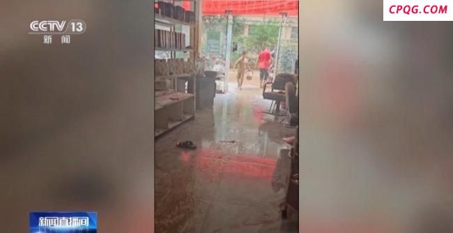 贵州榕江8岁小球迷街头帮忙清淤