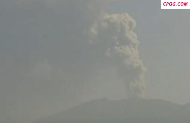 日本一火山喷发 火山灰柱高达5000米 地震活动频繁区域