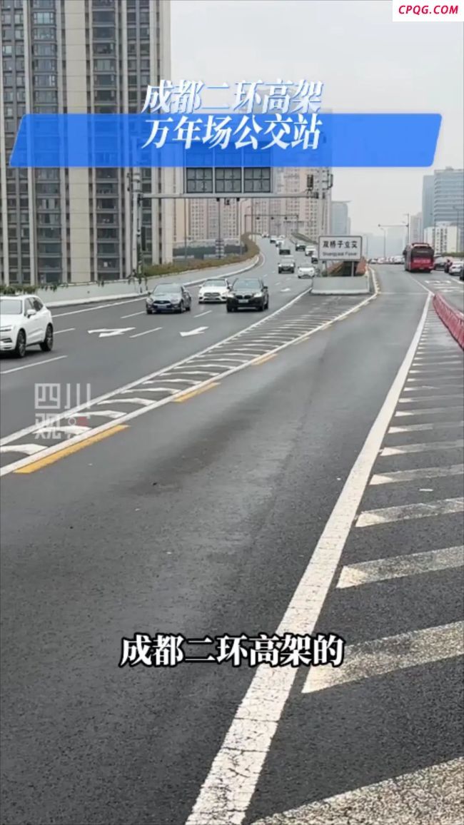 成都暴雨致高架桥积水如“海”