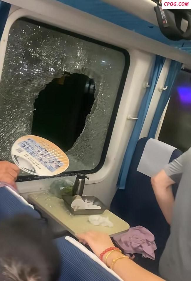 亲历者讲述K1373次列车脱线 车厢闷热乘客砸窗求生