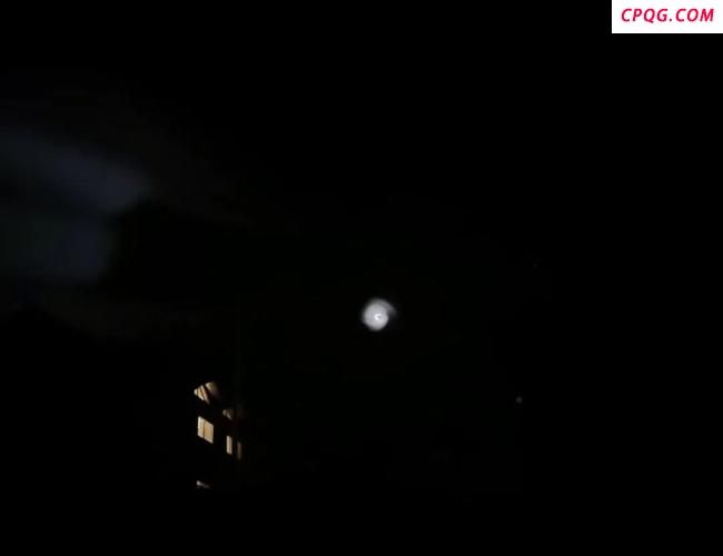 新疆一地夜空惊现不明飞行物 疑似火箭轨迹