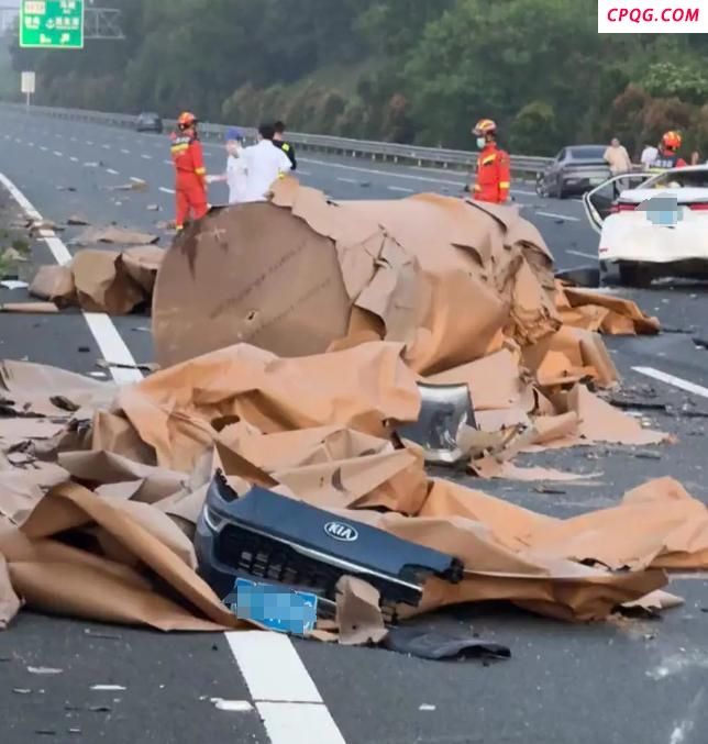沈海高速突发多车连环相撞事故 货车纸卷坠落引发连环追尾