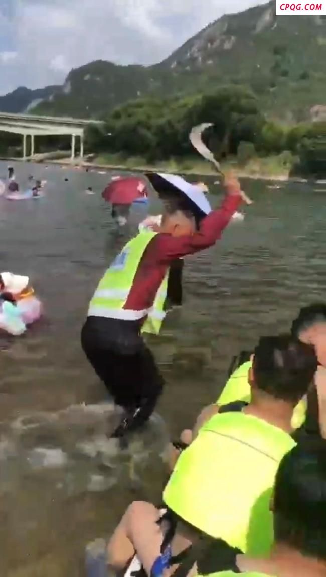 浙江通报“巡查员用镰刀砍穿桨板”