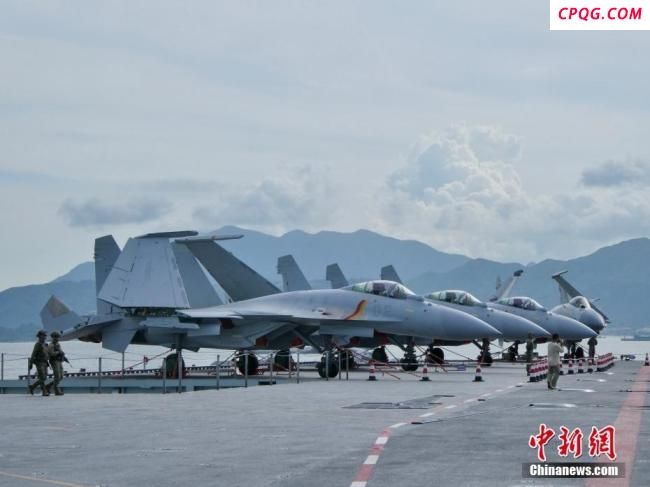 山东舰上歼15T为香港观众遮风挡雨 航母编队访港开放参观