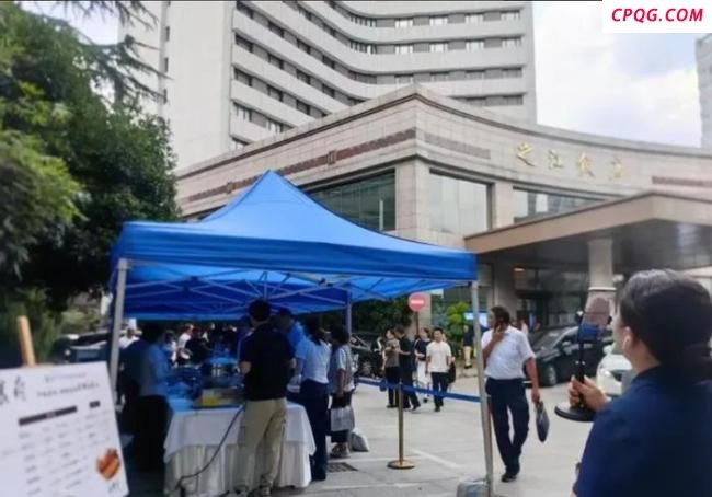 五星级酒店为何卷起“摆地摊”风潮 行业变革的“暗流涌动”