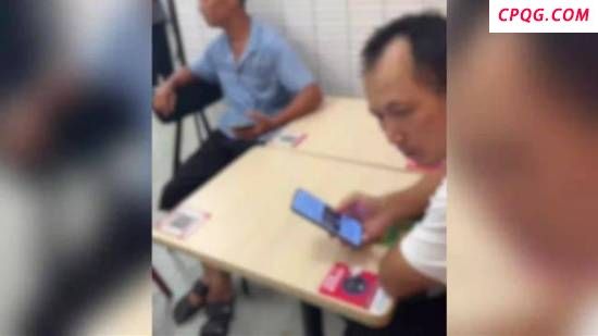 老人扎堆华莱士蹭空调无视喇叭驱赶 店员无奈装喇叭提示