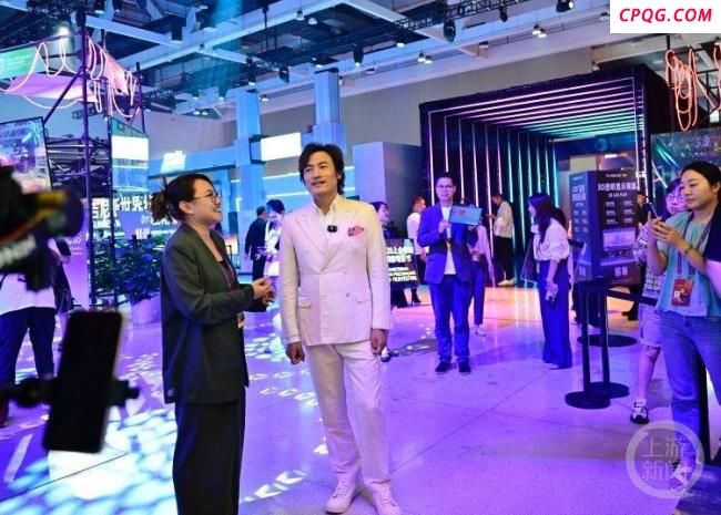 演员耿乐被重庆的现代科技震撼