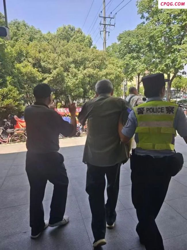 小哥高温天中暑倒地 好心人救助 好人应有好报