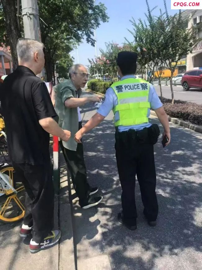 小哥高温天中暑倒地 好心人救助