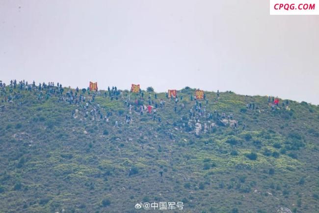 挥旗哥用军强民乐标语送别山东舰 港民深情欢送