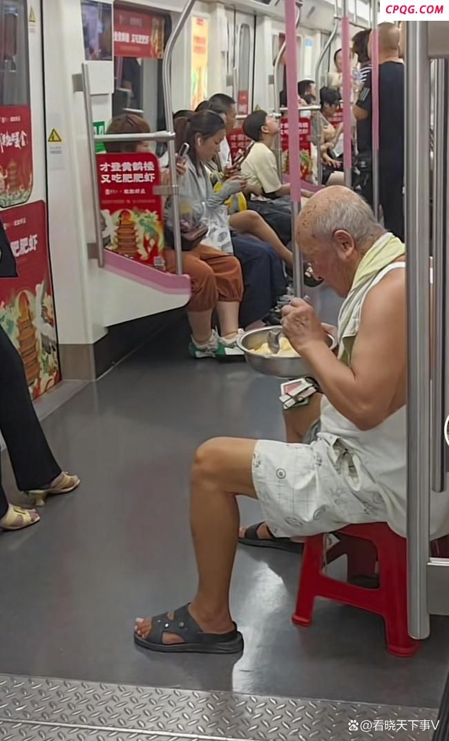 大爷自带板凳在地铁里蹭空调吃饭