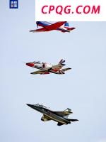 空军三型教练机编队飞行影像首次展现！