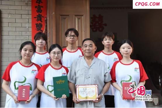 吉首大学学生解码“钢火烧龙” 非遗民俗基因