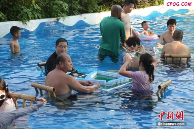 重庆高温 民众在水里打麻将 水上乐园成避暑胜地