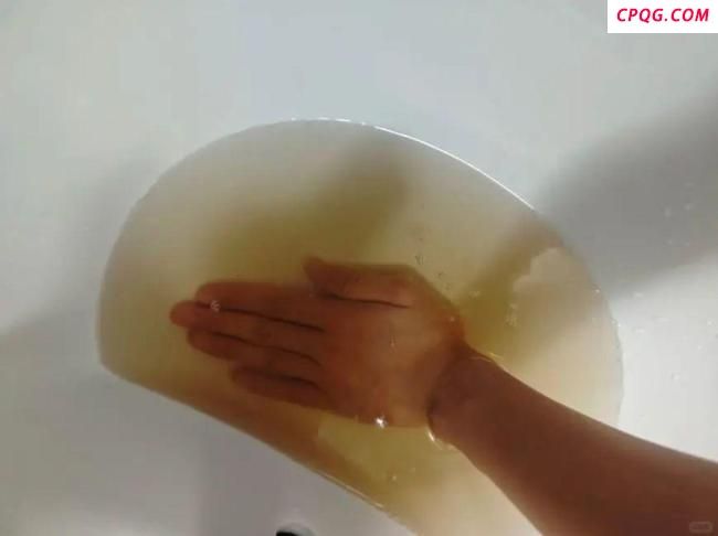 江门水务称变黄自来水水质无问题 居民生活受影响