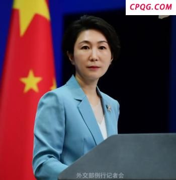 印度男孩卧轨拍火车从身上驶过视频 同伴欢呼雀跃