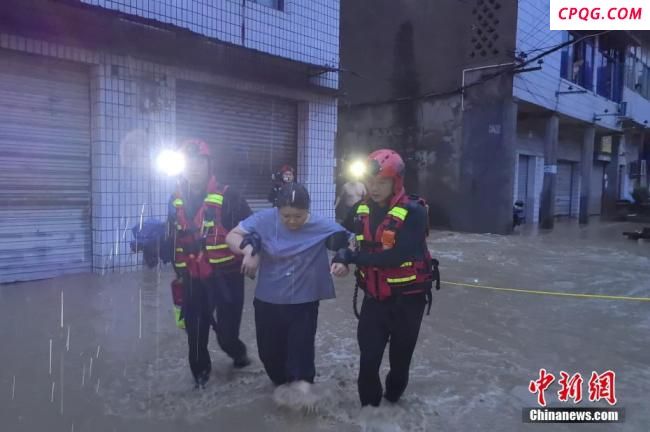 重庆暴雨致房屋塌方80岁老人被埋 紧急救援成功救出
