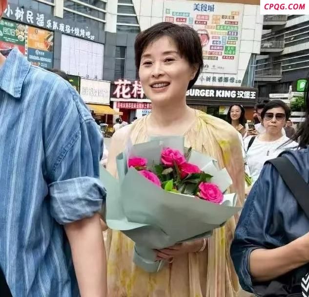 演员吴越逛昆明菜市场 贴近生活显亲和