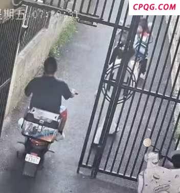 男子斥责不拴绳遭狗主人打还被尾随 狗主人已被刑拘