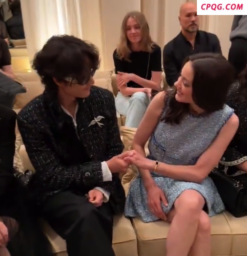 王一博和喜欢的女演员同排看秀 和影后歌迪亚握半手