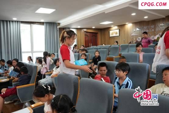 相“阅”湘西 吉首大学志愿者与小学生共享阅读