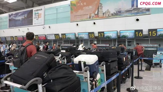 国足回应东亚杯行李较多问题 团队互助搬运装备