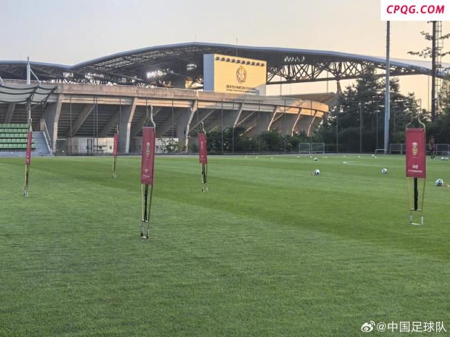 国足回应东亚杯行李较多问题 团队互助搬运装备