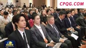 消防员涉水救援抱起狗子撤离 一个也不能落下！
